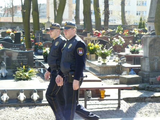 Porysuj śrubokrętem znicze - radzą służby - Zdjęcie główne