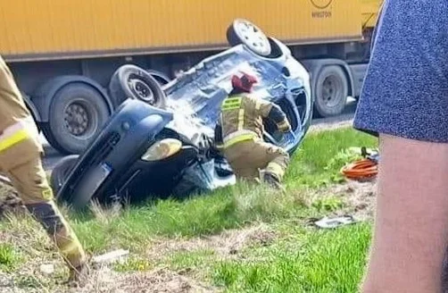 Zderzenie osobówki z samochodem ciężarowym. Auto dachowało, są ranni - Zdjęcie główne