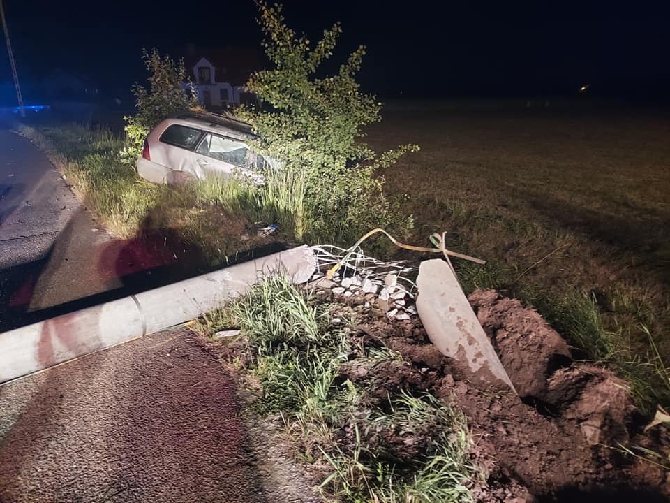 Zdarzenie za Płockiem. Samochód wjechał w słup, po czym dachował [ZDJĘCIA] - Zdjęcie główne