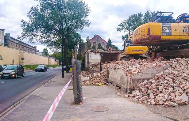 Zniknął budynek naprzeciw więzienia [FOTO] - Zdjęcie główne