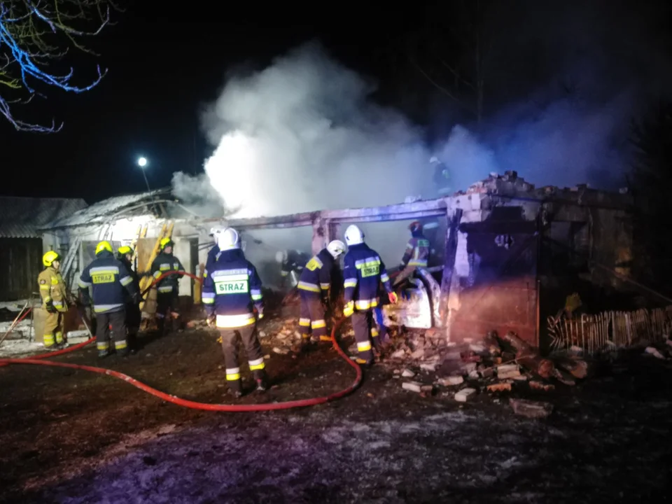 Duży pożar koło Płocka. Ogień trawił budynek - w środku m.in. dwa samochody [ZDJĘCIA] - Zdjęcie główne