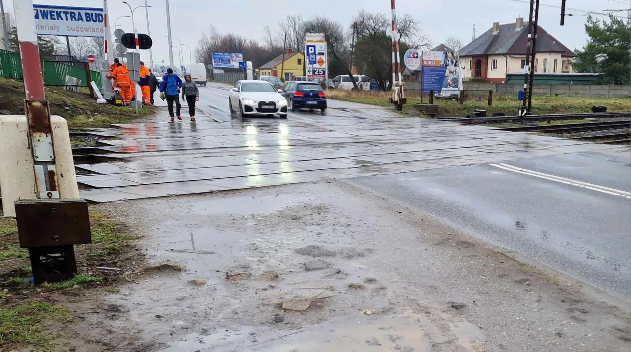 Utrudnienia potrwają dłużej. Przejazd pozostaje zamknięty - Zdjęcie główne