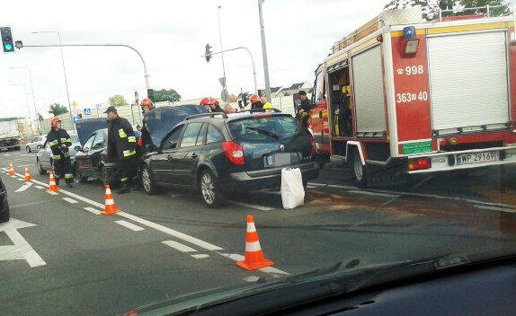 Wypadek na rondzie. Zderzyły się trzy auta - Zdjęcie główne