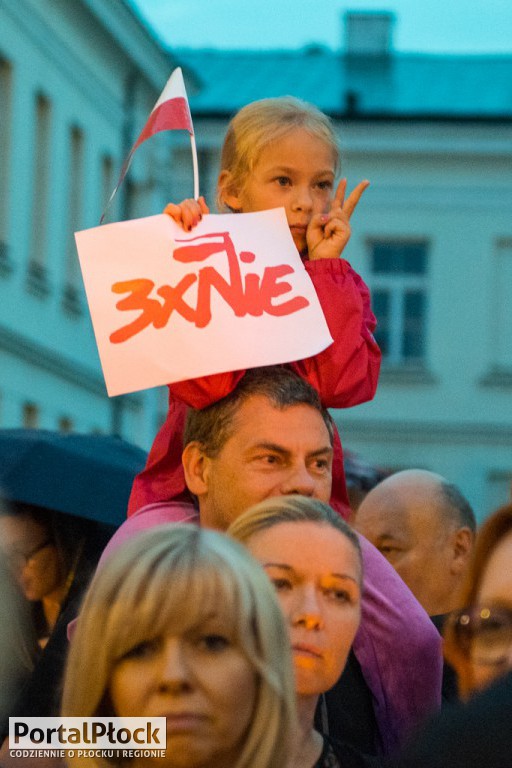 Niedzielny protest przed sądami w Płocku - Zdjęcie główne