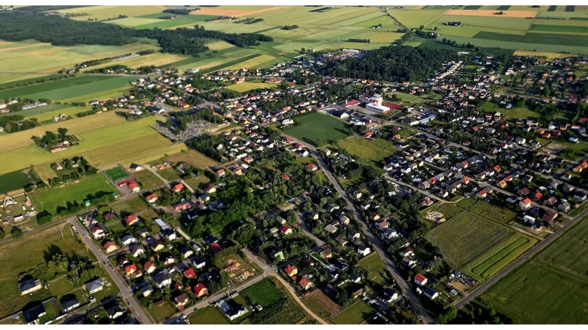 Duże pieniądze dla nowego miasta na Mazowszu. Oświetlą drogę, wyremontują budynek i kupią autobus