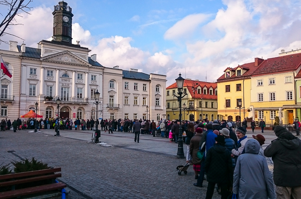 Ogromna kolejka przed ratuszem [FOTO] - Zdjęcie główne