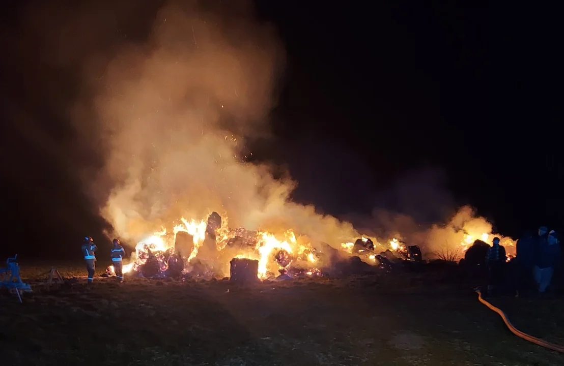 Pożar niedaleko Płocka. Płonęły bele słomy [ZDJĘCIA] - Zdjęcie główne