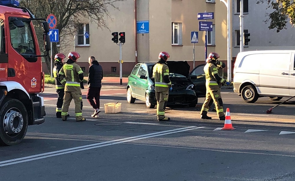 Zdarzenie w centrum. Kierowca wjechał na czerwonym świetle [ZDJĘCIA] - Zdjęcie główne