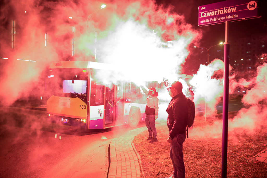 "Cześć i chwała bohaterom!" Race na rondzie Żołnierzy Wyklętych [FOTO] [WIDEO]  - Zdjęcie główne