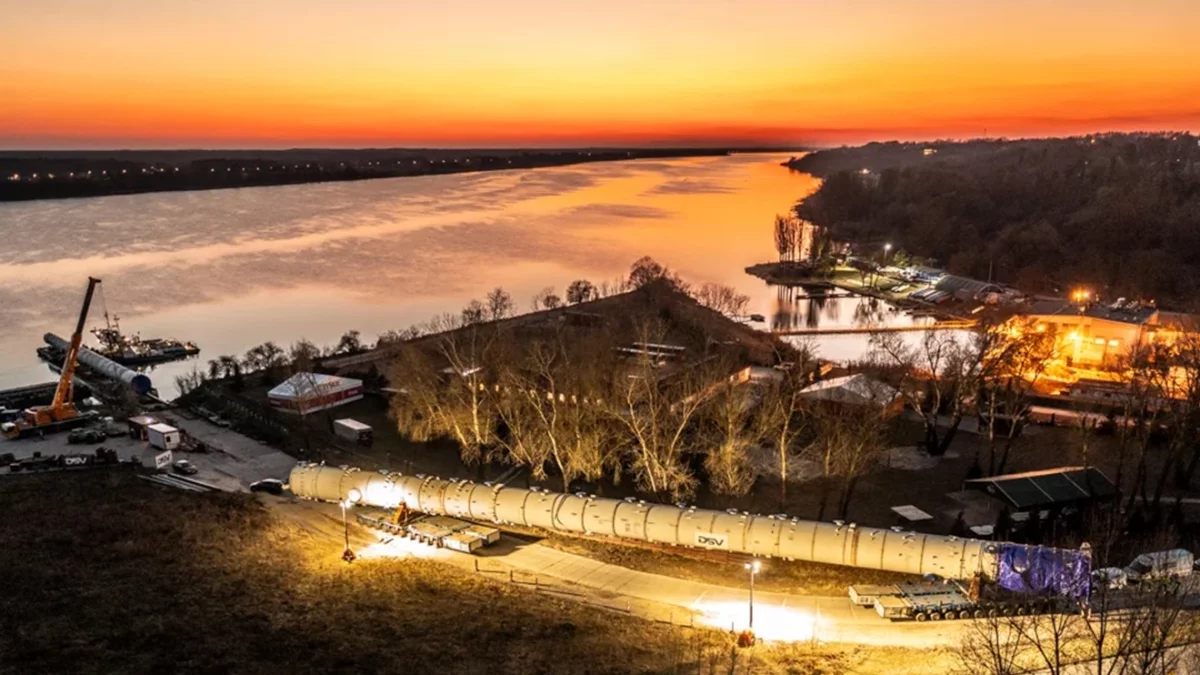 Z Chin do Gdańska przez Włocławek do Płocka, a potem na plac budowy. Tak wyglądał transport gigantów na budowę Orlenu [WIDEO]