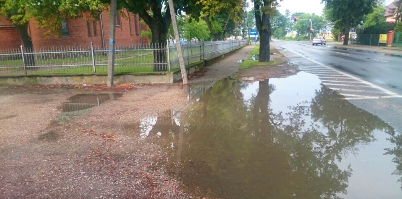 Mieszkańcy wściekli. Chodniki zalane, obok jeżdżą tiry - Zdjęcie główne