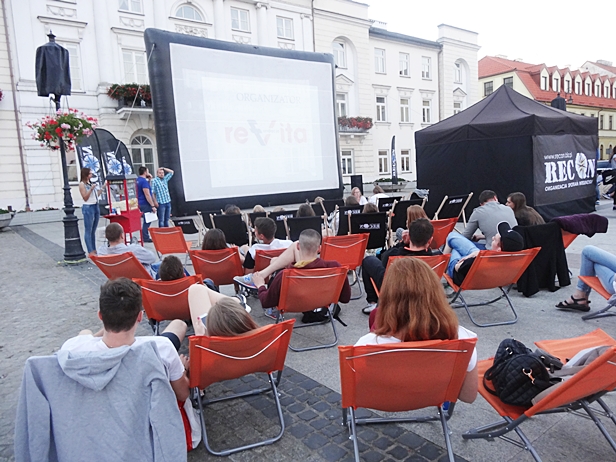 Kino pod chmurką. Zabrakło leżaków  - Zdjęcie główne