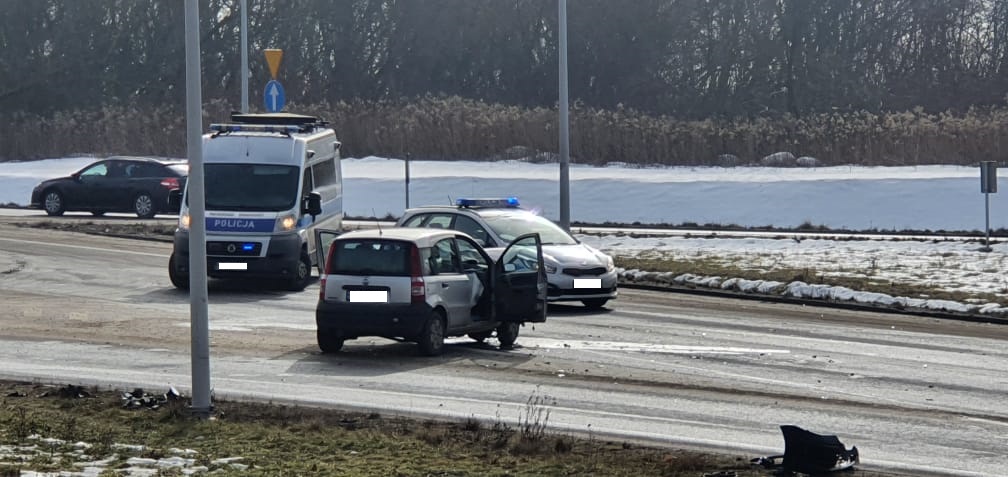 Wypadek na obwodnicy. Są ranni, droga zablokowana [ZDJĘCIA] - Zdjęcie główne