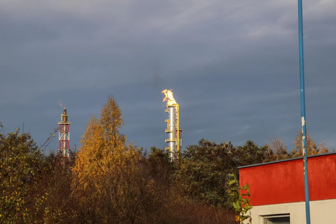 Pochodnia nad Orlenem znów widoczna. Trwa rozruch instalacji - Zdjęcie główne