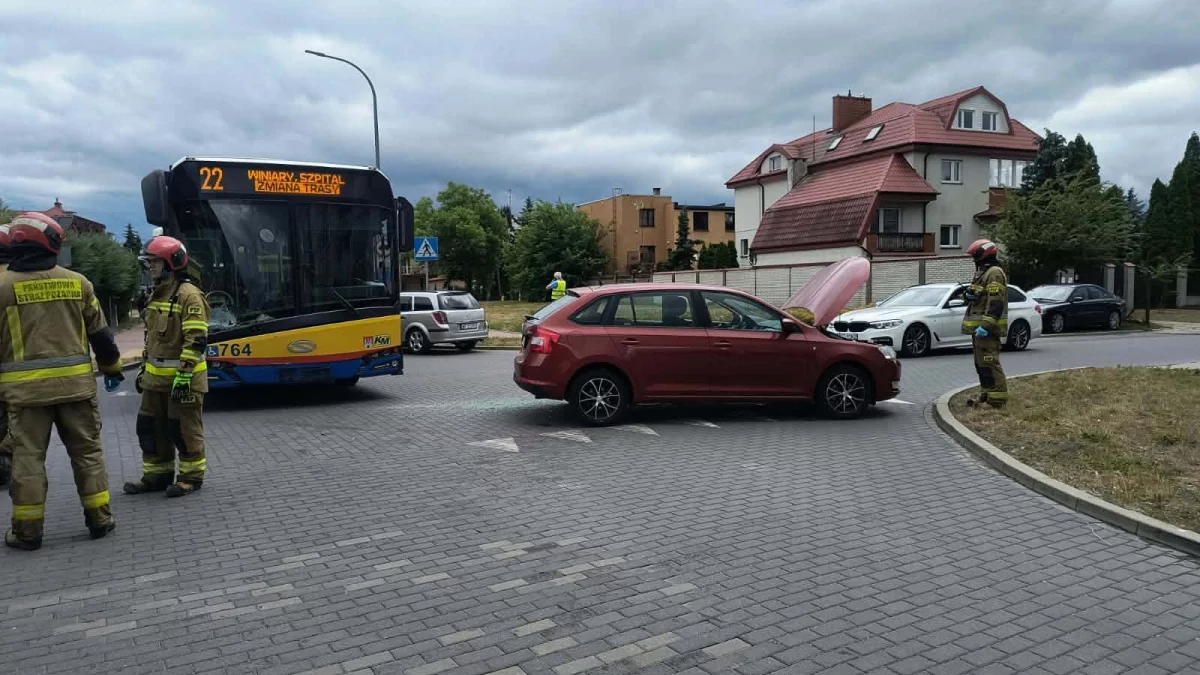 Wypadek przy ul. Strzeleckiej. Autobus zderzył się z samochodem!