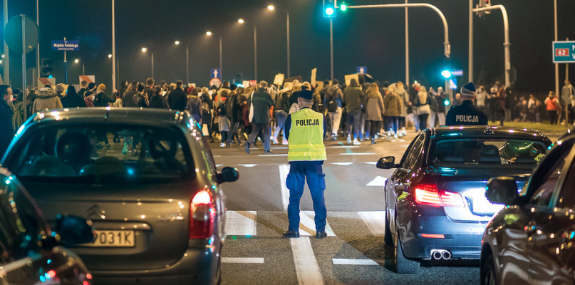 Policja o protestach w Płocku: mamy do czynienia z nielegalnymi zgromadzeniami - Zdjęcie główne