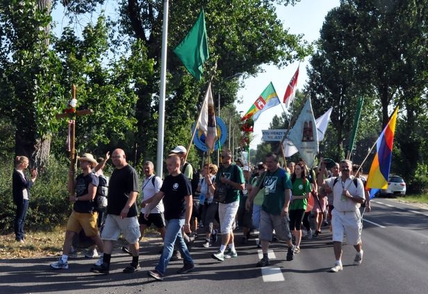 1,5 tysiąca osób idzie na Jasną Górę[FOTO] - Zdjęcie główne