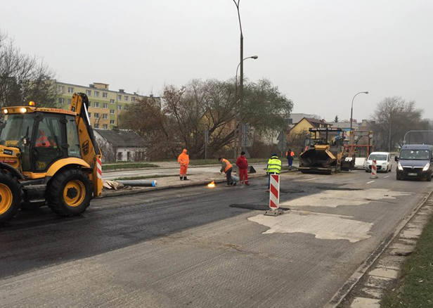 Kierowcy, trwa asfaltowanie Piłsudskiego - Zdjęcie główne