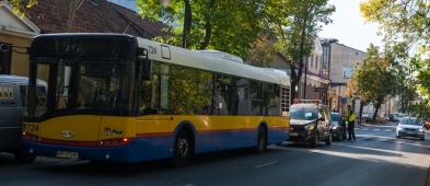 Zderzenie autobusu z samochodem osobowym. Są utrudnienia - Zdjęcie główne