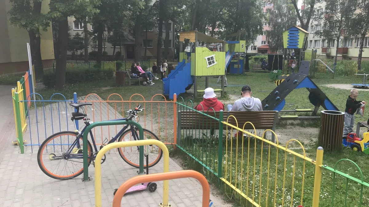 Urząd Miasta Płocka pokonał niebezpieczną furtkę? "Koniec wybijania dzieciom zębów"