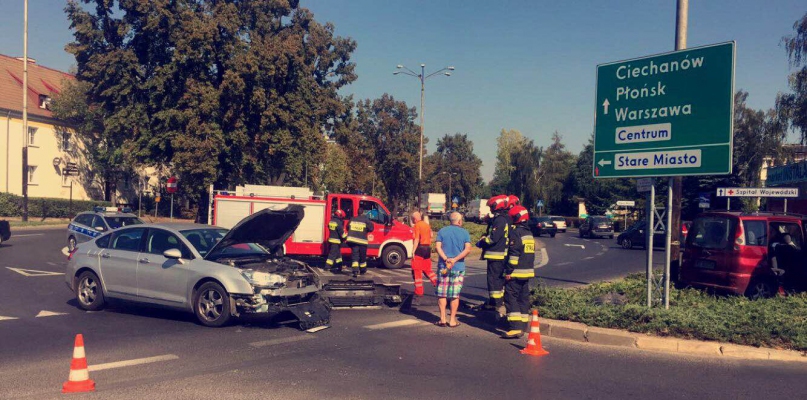 Zderzenie dwóch samochodów przy zoo. Dwie osoby w szpitalu - Zdjęcie główne