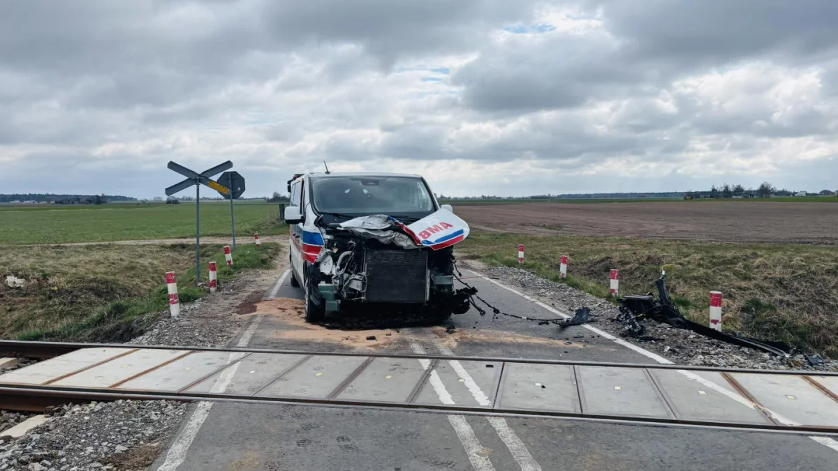 Zderzenie karetki z szynobusem! Wstrzymany ruch kolejowy w regionie płockim