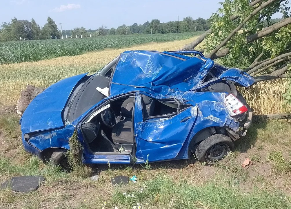 Tragiczny wypadek w pobliżu Płocka. Strażacy musieli ciąć auto - Zdjęcie główne