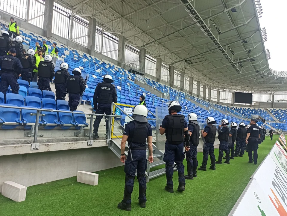 Policjanci z dziewięciu miast na nowym stadionie Wisły Płock - Zdjęcie główne