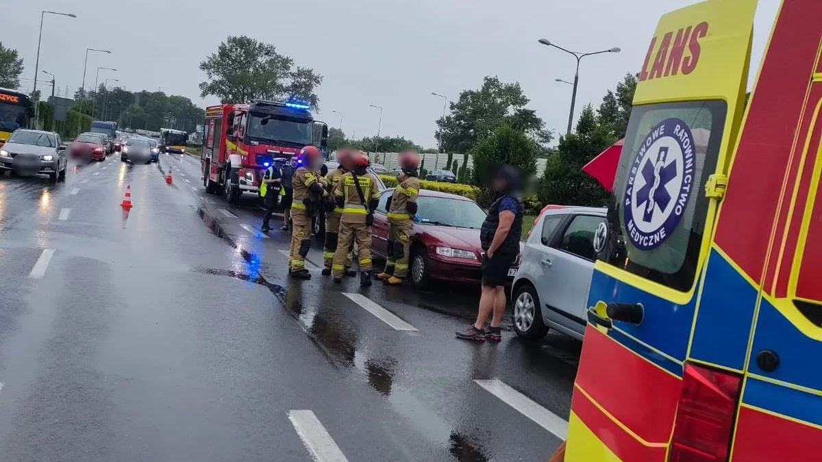 Zderzenie kilku pojazdów w Płocku. Trwa akcja służb, są utrudnienia!
