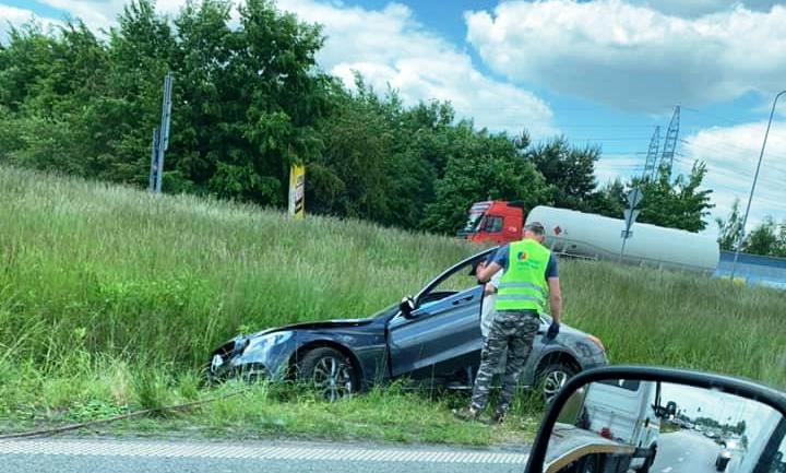 Zdarzenie w Płocku. Mercedes "zaparkował" w rowie [ZDJĘCIA] - Zdjęcie główne