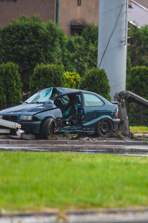 BMW ścięło latarnię w al. Piłsudskiego - Zdjęcie główne