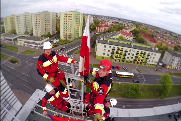 Strażacy wywiesili flagę na Petropolu - Zdjęcie główne