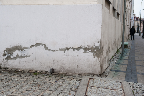 Ratusz się sypie? Popękany, brudny [FOTO] - Zdjęcie główne