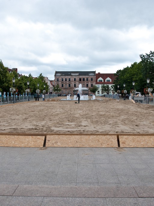 Przed ratuszem usypano plażę - Zdjęcie główne