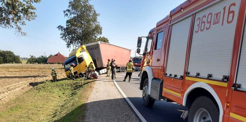 Zderzenie ciągnika siodłowego ze skodą - Zdjęcie główne