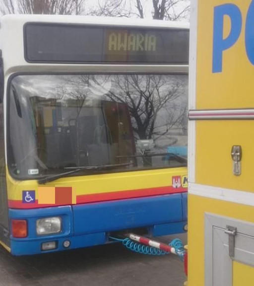 Kolizja autobusu KM z ciężarówką - Zdjęcie główne