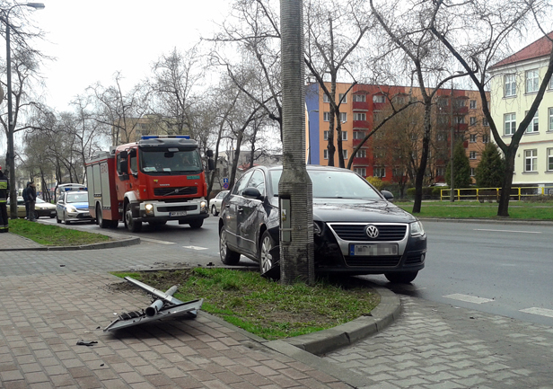 Zderzenie aut. Kobieta w ciąży w szpitalu - Zdjęcie główne