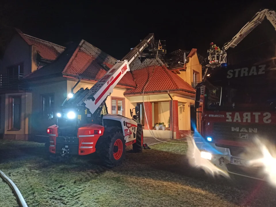 Płonął dom niedaleko Płocka. Rodzina straciła dorobek całego życia [ZDJĘCIA] - Zdjęcie główne