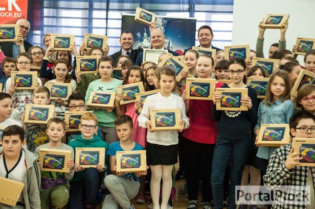 W szkole na Podolszycach uczą się z tabletów - Zdjęcie główne