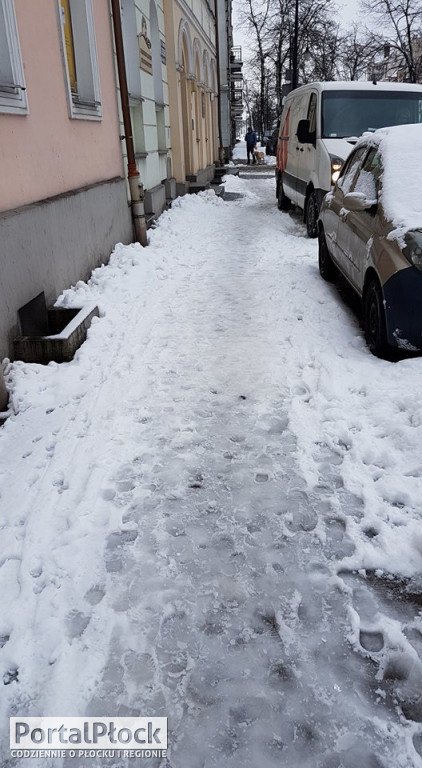 Zaśnieżone parkingi zmorą płocczan - Zdjęcie główne