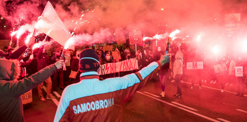 Kilkaset osób na proteście na "Dzwonie". Zapowiedziano kolejny [FOTO] [WIDEO] - Zdjęcie główne