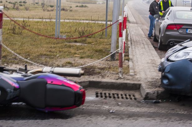 Zderzenie motocykla i dwóch aut [FOTO] - Zdjęcie główne