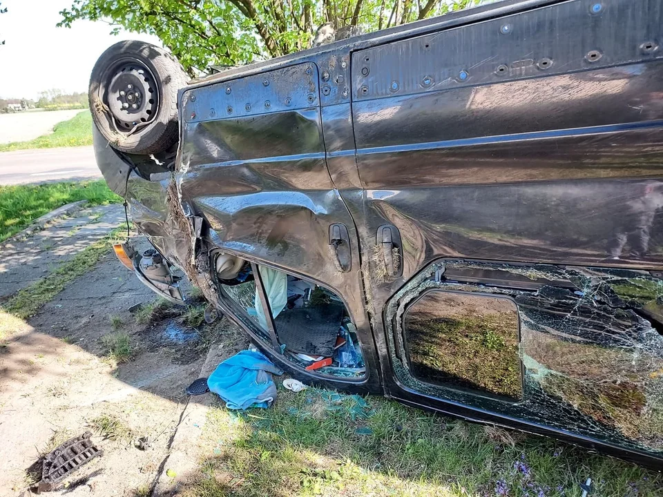 Kolejny wypadek pod Płockiem. Dachował samochód - jedna osoba została ranna [ZDJĘCIA] - Zdjęcie główne