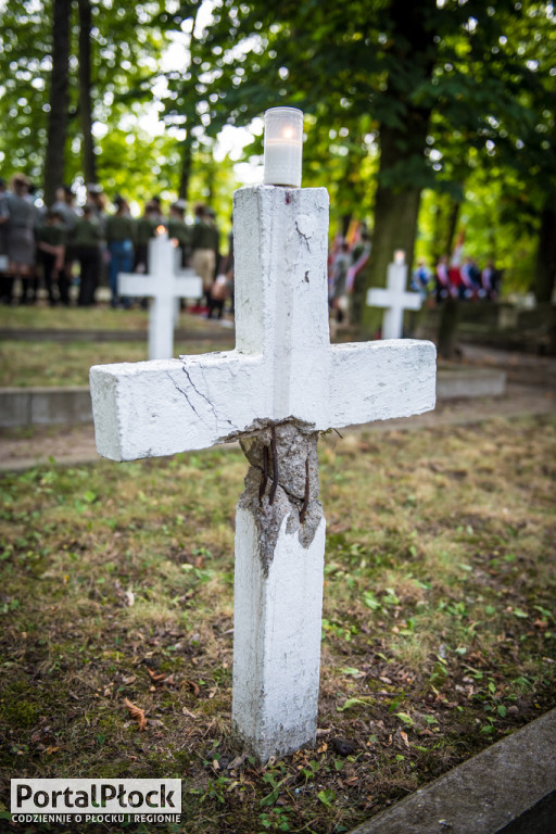 Uroczystość na cmentarzu garnizonowym - Zdjęcie główne