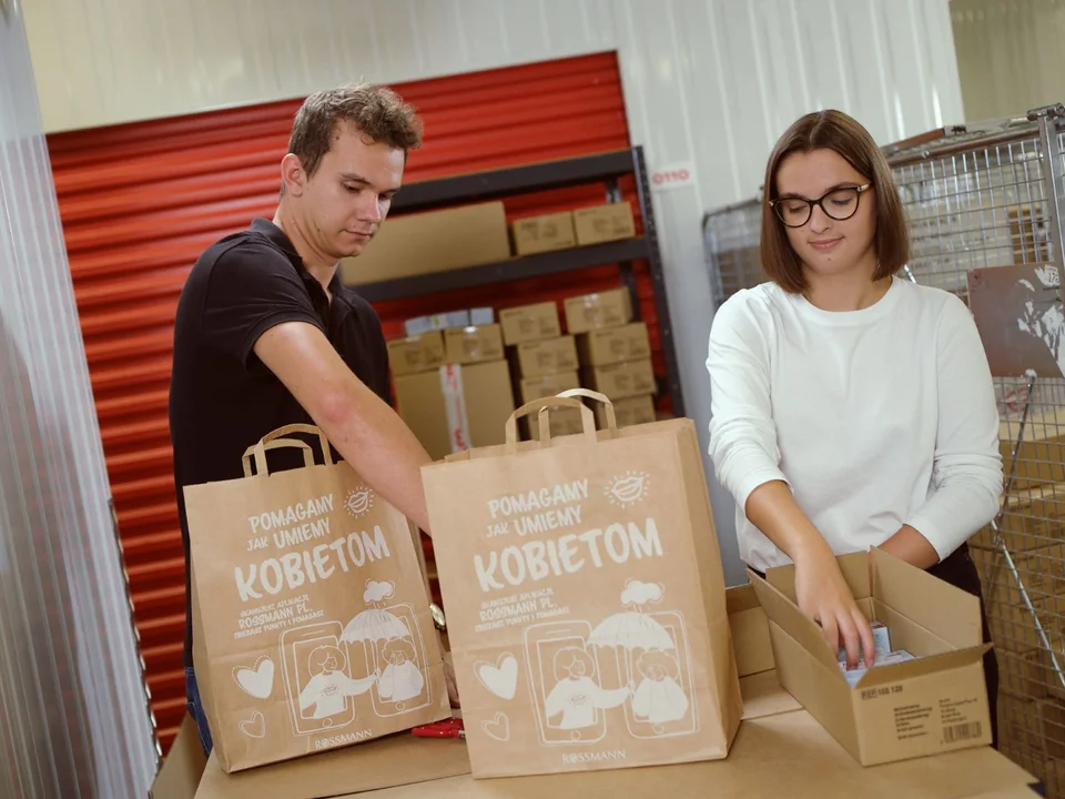 „Podpaski w szkole dla każdej dziewczyny” - nowy program Kulczyk Foundation i marki Rossmann