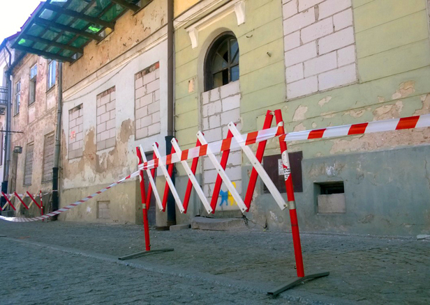 Rudera na starówce ogrodzona. Po co? - Zdjęcie główne