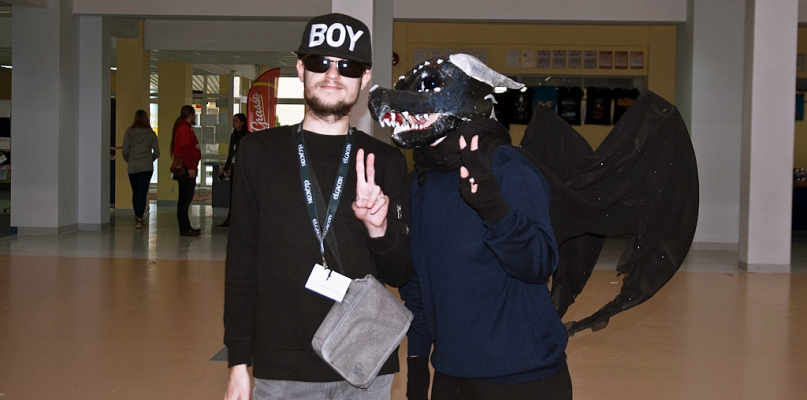 W szkole chodzą w maskach. Grają do woli i walczą na miecze - Zdjęcie główne
