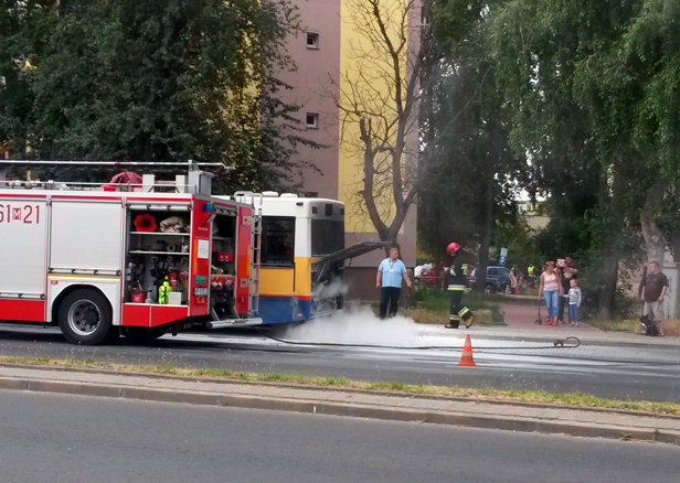 Autobus w kłębach dymu [FOTO] - Zdjęcie główne