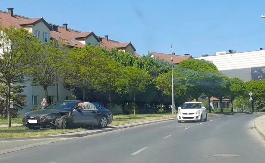 Czołowe zderzenie na Podolszycach. Kierująca oplem zjechała na przeciwległy pas - Zdjęcie główne