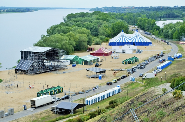 Plaża gotowa, uwaga na ciężarówki [FOTO] - Zdjęcie główne